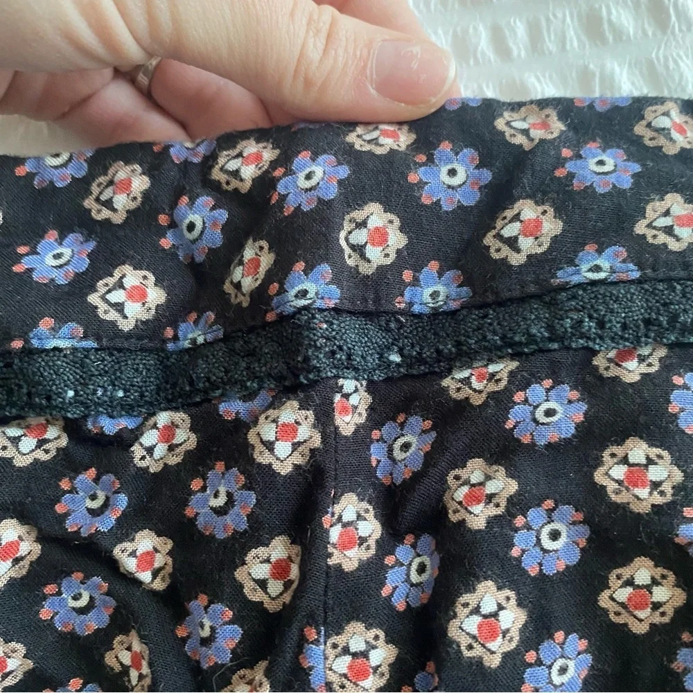 Nordstrom “Angie” Flowy black shorts with floral design size Medium